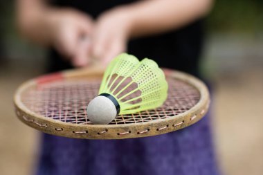 Badminton aksesuarları. Bir eğlence ve oyun açık havada için ayarla. Yaz sezonu.