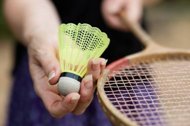 Badminton aksesuarları. Bir eğlence ve oyun açık havada için ayarla. Yaz sezonu.