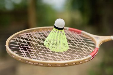 Badminton aksesuarları. Bir eğlence ve oyun açık havada için ayarla. Yaz sezonu.
