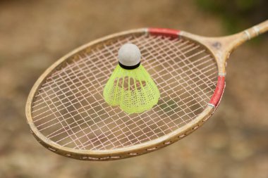 Badminton aksesuarları. Bir eğlence ve oyun açık havada için ayarla. Yaz sezonu.