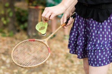 Badminton aksesuarları. Bir eğlence ve oyun açık havada için ayarla. Yaz sezonu.