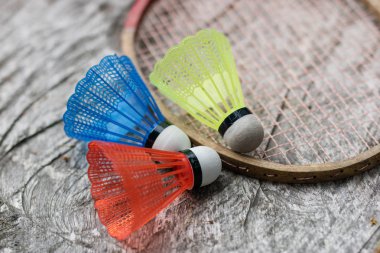 Badminton aksesuarları. Bir eğlence ve oyun açık havada için ayarla. Yaz sezonu.