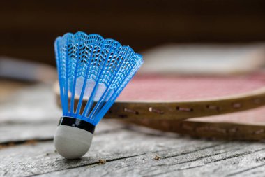 Badminton aksesuarları. Bir eğlence ve oyun açık havada için ayarla. Yaz sezonu.