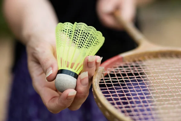 Badminton aksesuarları. Bir eğlence ve oyun açık havada için ayarla. Yaz sezonu.