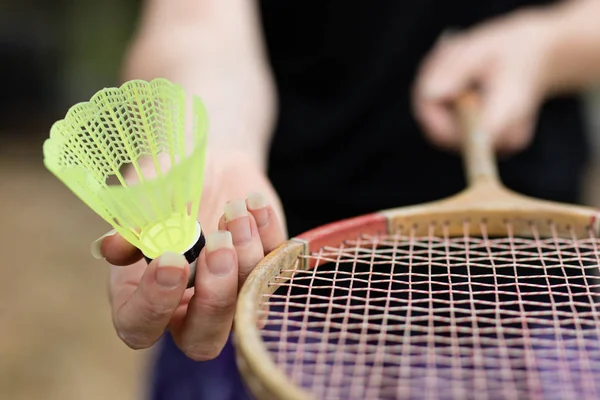 Badminton aksesuarları. Bir eğlence ve oyun açık havada için ayarla. Yaz sezonu.