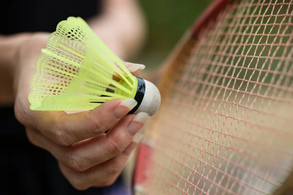Badminton aksesuarları. Bir eğlence ve oyun açık havada için ayarla. Yaz sezonu.