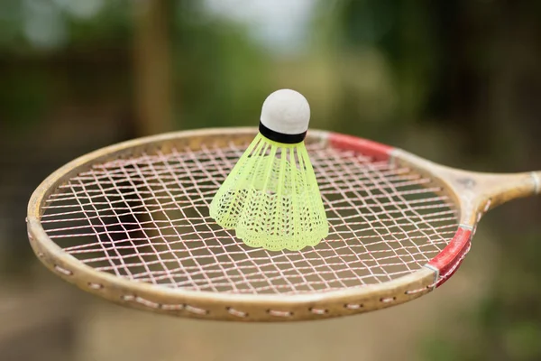 Badminton aksesuarları. Bir eğlence ve oyun açık havada için ayarla. Yaz sezonu.