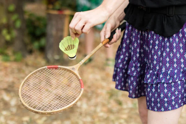 Badminton aksesuarları. Bir eğlence ve oyun açık havada için ayarla. Yaz sezonu.