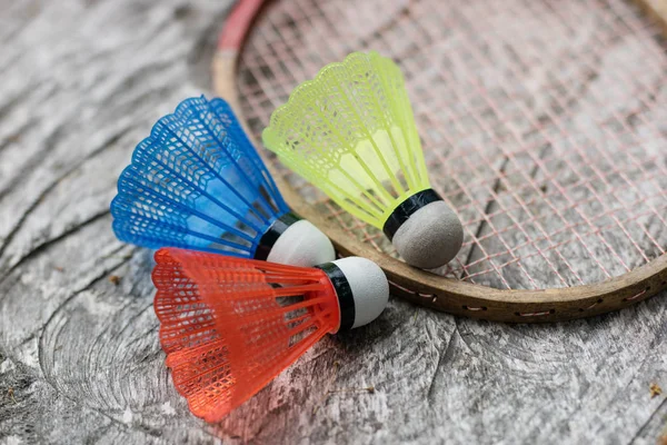 Badminton aksesuarları. Bir eğlence ve oyun açık havada için ayarla. Yaz sezonu.