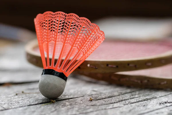 Badminton aksesuarları. Bir eğlence ve oyun açık havada için ayarla. Yaz sezonu.