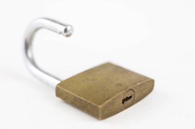 Beyaz bir tablo üzerinde pirinç asma kilit. Kilitleme ve hırsızlık karşı güvenliğini sağlamak için aksesuarlar. Beyaz arka plan.