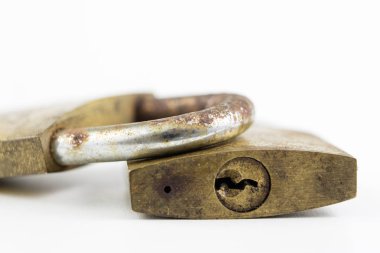 Beyaz bir tablo üzerinde pirinç asma kilit. Kilitleme ve hırsızlık karşı güvenliğini sağlamak için aksesuarlar. Beyaz arka plan.