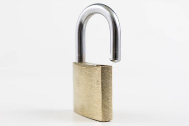 Beyaz bir tablo üzerinde pirinç asma kilit. Kilitleme ve hırsızlık karşı güvenliğini sağlamak için aksesuarlar. Beyaz arka plan.