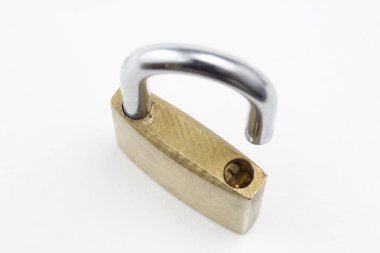 Beyaz bir tablo üzerinde pirinç asma kilit. Kilitleme ve hırsızlık karşı güvenliğini sağlamak için aksesuarlar. Beyaz arka plan.
