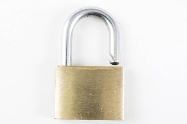 Beyaz bir tablo üzerinde pirinç asma kilit. Kilitleme ve hırsızlık karşı güvenliğini sağlamak için aksesuarlar. Beyaz arka plan.