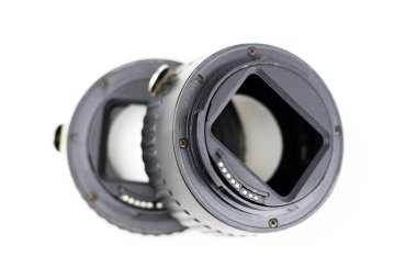 Ara yüzük beyaz bir tablo makro fotoğrafçılık için. Fotoğraf aksesuarları fotoğraf çekim için. Beyaz arka plan.