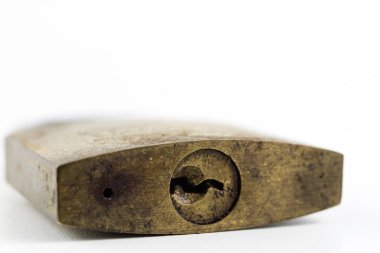 Beyaz bir tablo üzerinde pirinç asma kilit. Kilitleme ve hırsızlık karşı güvenliğini sağlamak için aksesuarlar. Beyaz arka plan.