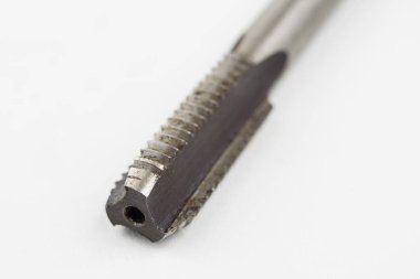 Aygıt içinde bir vida konuları yapmak için. Metal işleme aksesuarları. Beyaz arka plan.