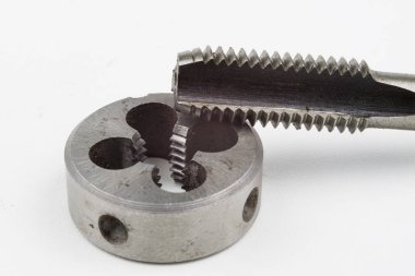 Aygıt içinde bir vida konuları yapmak için. Metal işleme aksesuarları. Beyaz arka plan.