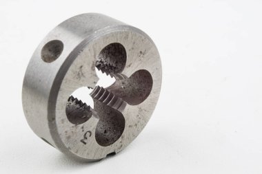 Aygıt içinde bir vida konuları yapmak için. Metal işleme aksesuarları. Beyaz arka plan.