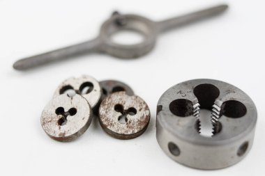 Aygıt içinde bir vida konuları yapmak için. Metal işleme aksesuarları. Beyaz arka plan.