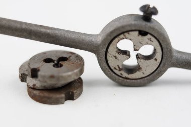 Aygıt içinde bir vida konuları yapmak için. Metal işleme aksesuarları. Beyaz arka plan.