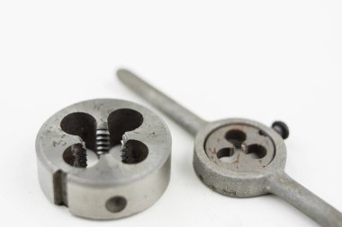 Aygıt içinde bir vida konuları yapmak için. Metal işleme aksesuarları. Beyaz arka plan.