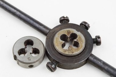 Aygıt içinde bir vida konuları yapmak için. Metal işleme aksesuarları. Beyaz arka plan.