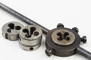 Aygıt içinde bir vida konuları yapmak için. Metal işleme aksesuarları. Beyaz arka plan.