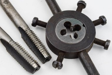Aygıt içinde bir vida konuları yapmak için. Metal işleme aksesuarları. Beyaz arka plan.