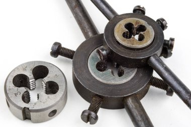 Aygıt içinde bir vida konuları yapmak için. Metal işleme aksesuarları. Beyaz arka plan.