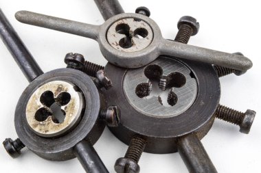 Aygıt içinde bir vida konuları yapmak için. Metal işleme aksesuarları. Beyaz arka plan.