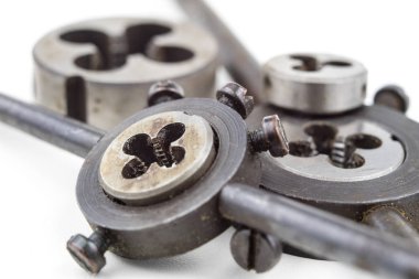 Aygıt içinde bir vida konuları yapmak için. Metal işleme aksesuarları. Beyaz arka plan.