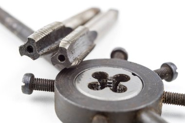 Aygıt içinde bir vida konuları yapmak için. Metal işleme aksesuarları. Beyaz arka plan.