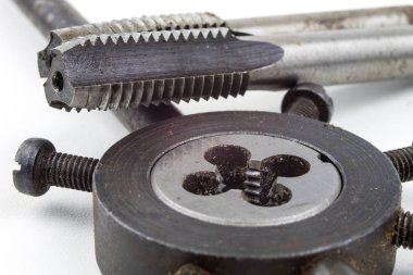 Aygıt içinde bir vida konuları yapmak için. Metal işleme aksesuarları. Beyaz arka plan.
