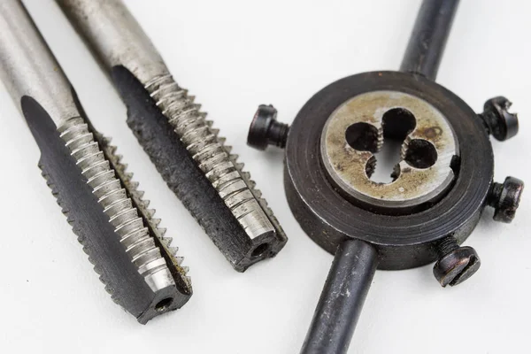 Aygıt içinde bir vida konuları yapmak için. Metal işleme aksesuarları. Beyaz arka plan.