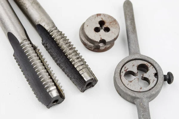 Aygıt içinde bir vida konuları yapmak için. Metal işleme aksesuarları. Beyaz arka plan.