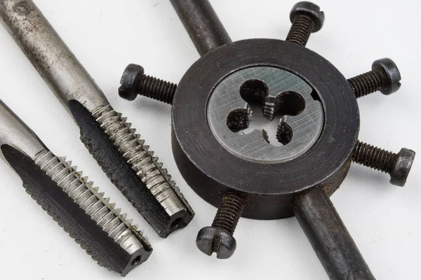 Aygıt içinde bir vida konuları yapmak için. Metal işleme aksesuarları. Beyaz arka plan.