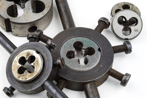 Aygıt içinde bir vida konuları yapmak için. Metal işleme aksesuarları. Beyaz arka plan.