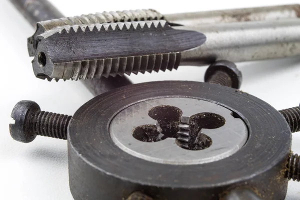 Aygıt içinde bir vida konuları yapmak için. Metal işleme aksesuarları. Beyaz arka plan.