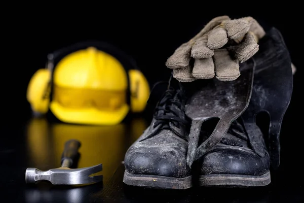 Casco Ropa Trabajo Una Mesa Trabajo Negra Accesorios Para Trabajadores — Foto de Stock