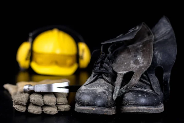 Casco Ropa Trabajo Una Mesa Trabajo Negra Accesorios Para Trabajadores —  Fotos de Stock