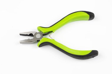 Pense ve kablo kesiciler beyaz bir tablo. DIY meraklıları ve elektrik aksesuarları. Beyaz arka plan.