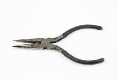 Pense ve kablo kesiciler beyaz bir tablo. DIY meraklıları ve elektrik aksesuarları. Beyaz arka plan.