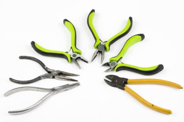 Pense ve kablo kesiciler beyaz bir tablo. DIY meraklıları ve elektrik aksesuarları. Beyaz arka plan.