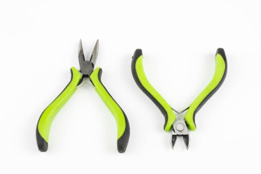 Pense ve kablo kesiciler beyaz bir tablo. DIY meraklıları ve elektrik aksesuarları. Beyaz arka plan.