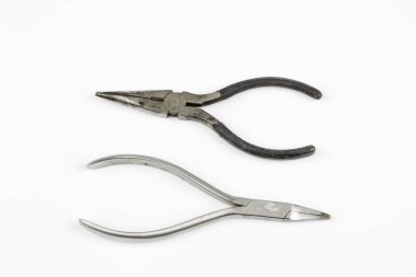 Pense ve kablo kesiciler beyaz bir tablo. DIY meraklıları ve elektrik aksesuarları. Beyaz arka plan.