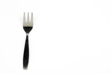 Beyaz mutfak masası üzerinde düzenlenmiş çatal bıçak takımı. Mutfak ve Restoran kullanım için aksesuarlar. Beyaz arka plan.