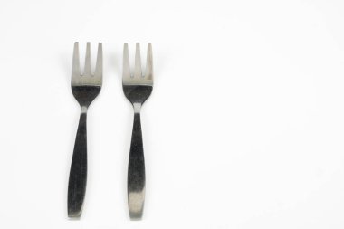 Beyaz mutfak masası üzerinde düzenlenmiş çatal bıçak takımı. Mutfak ve Restoran kullanım için aksesuarlar. Beyaz arka plan.