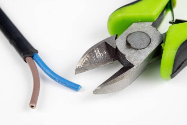 Kablo kesiciler ve yalıtılmış elektrik tel. Elektrikçiler için aksesuarlar. Beyaz arka plan.